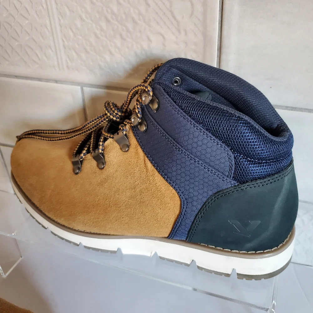 NWT Territory 10.5 Gorpcore Hiking Sport Boulder Flat Heel Lace-Up Leather Boots